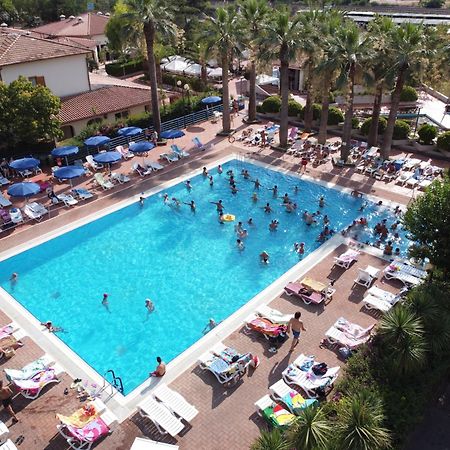 Villaggio Turistico La Mantinera - Appartamenti De Luxe 프라이아 아 마레 외부 사진