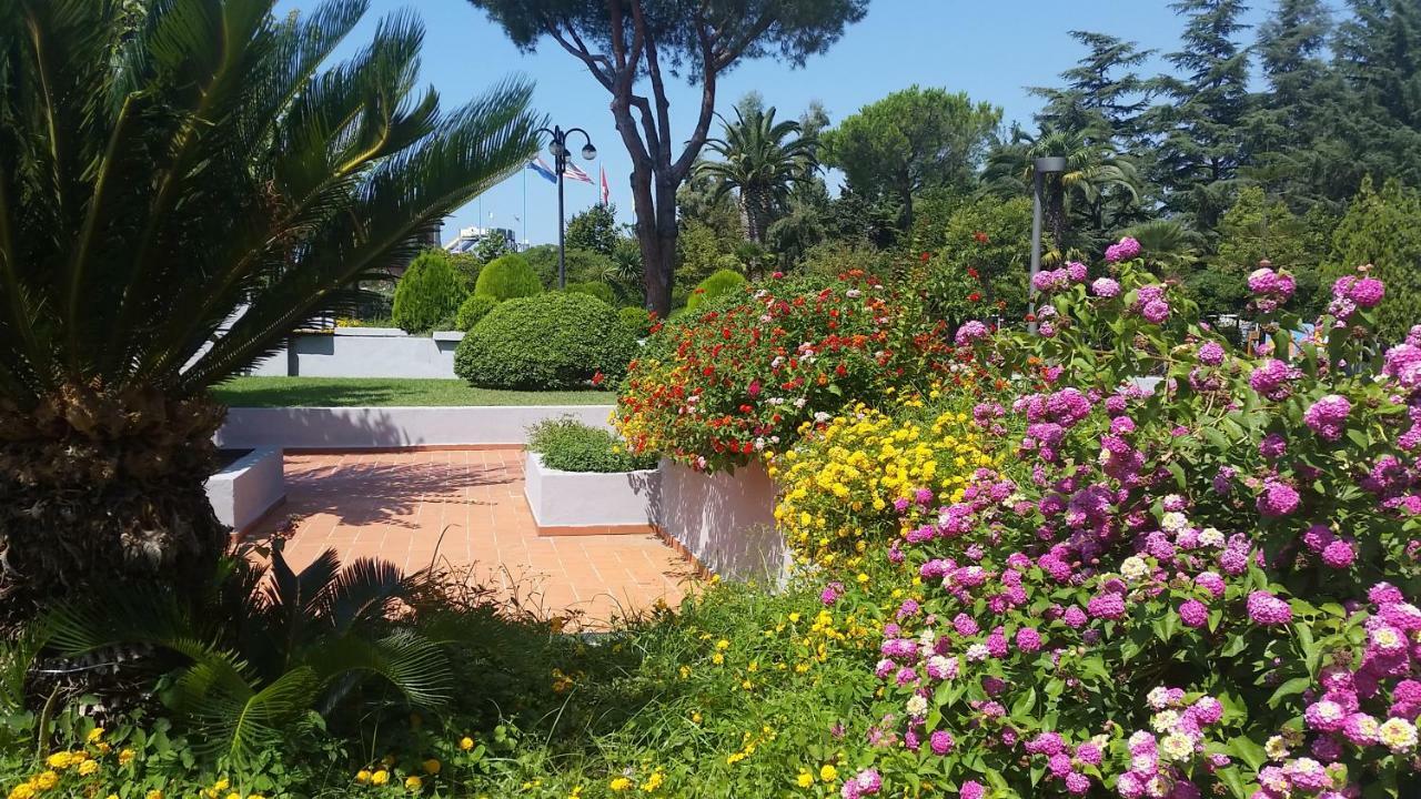 Villaggio Turistico La Mantinera - Appartamenti De Luxe 프라이아 아 마레 외부 사진